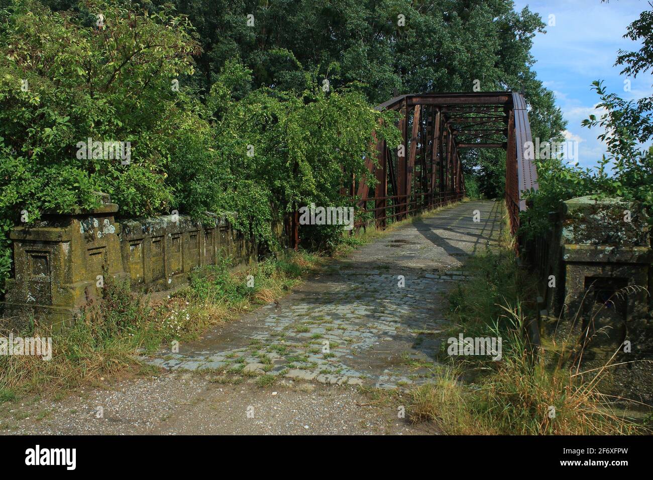 Die verlassene und überwuchert Brücke über den Fluss in Europa Stockfoto