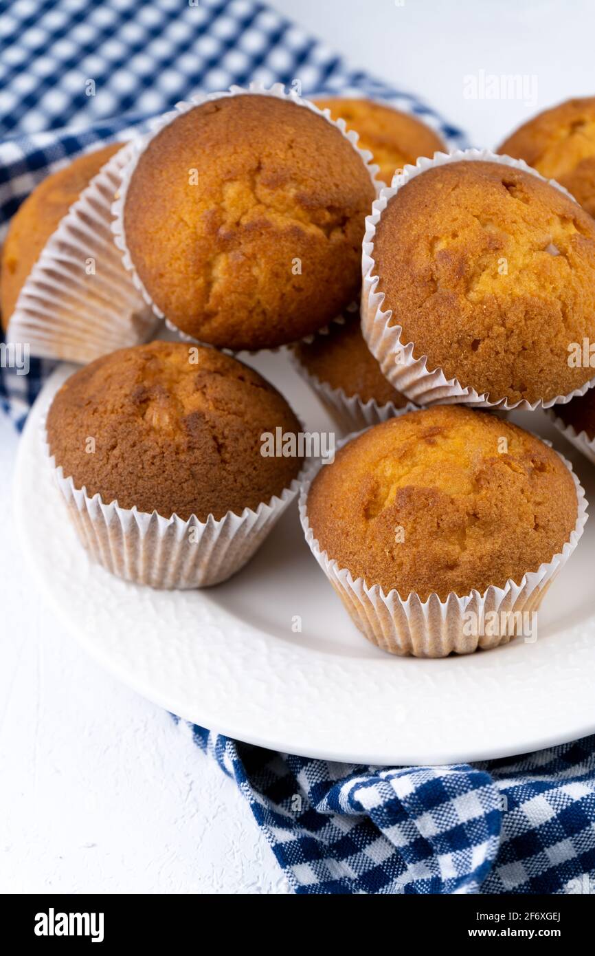 Biskuit-Muffins aus der Nähe. Süßes Gebäck. Party-Genuss. Dessert auf weißem Tisch - hausgemachte Muffins. Portionierte Cupcakes. Einfacher Muffin. Stockfoto