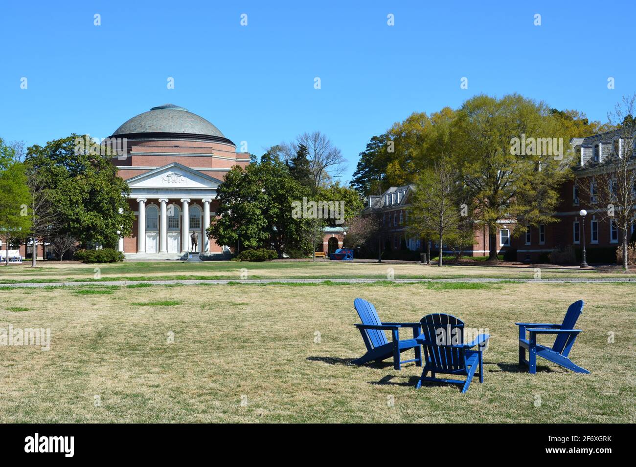 Der Rasen vor dem Baldwin Auditorium auf dem East Campus der Duke University in Durham, North Carolina. Stockfoto