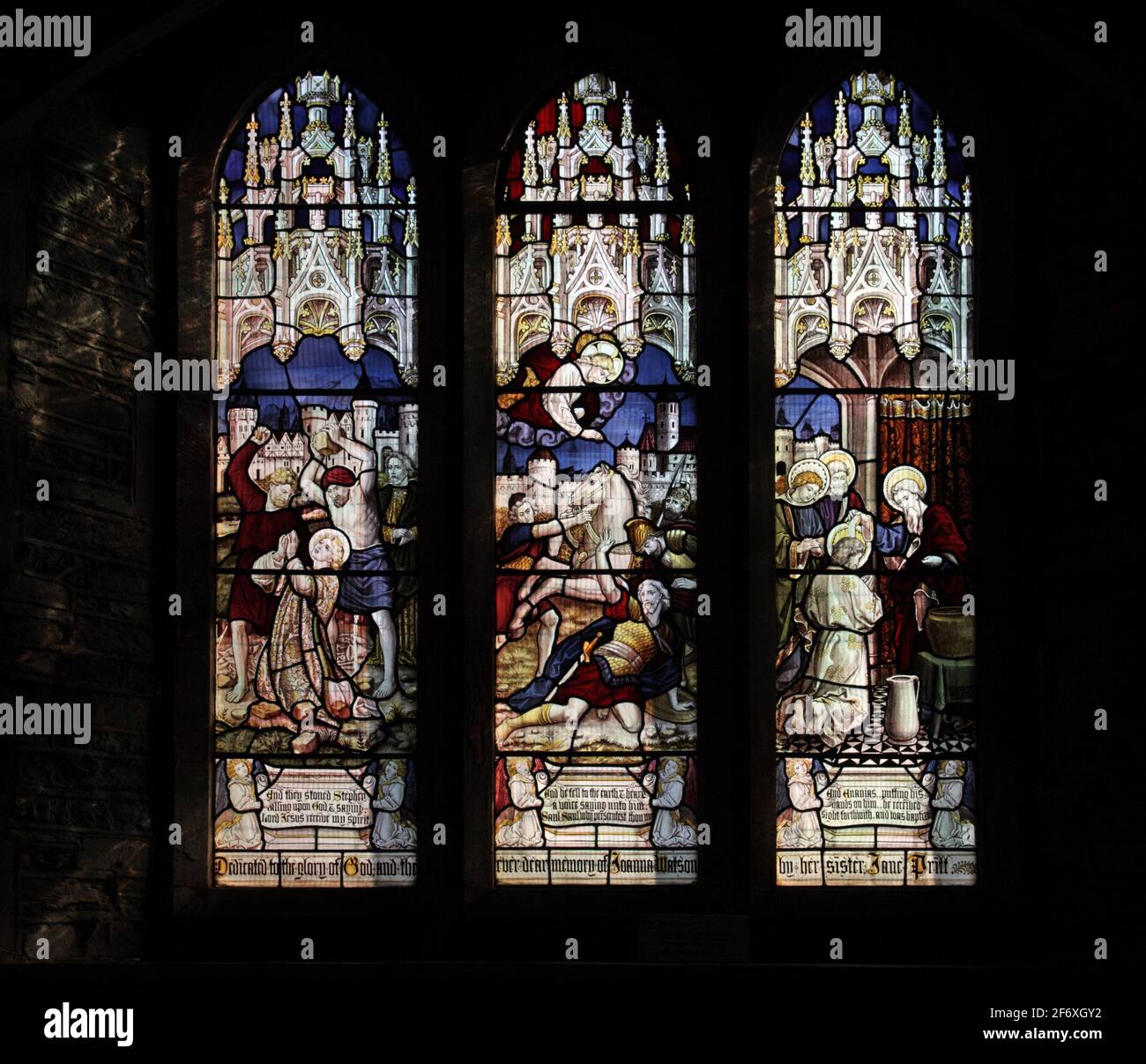 Buntglasfenster von Burlison und Grylls, das das Martyrium von St. Stephen, die Umwandlung von Saul & Ananias von Damaskus und die Watermillock Kirche darstellt Stockfoto