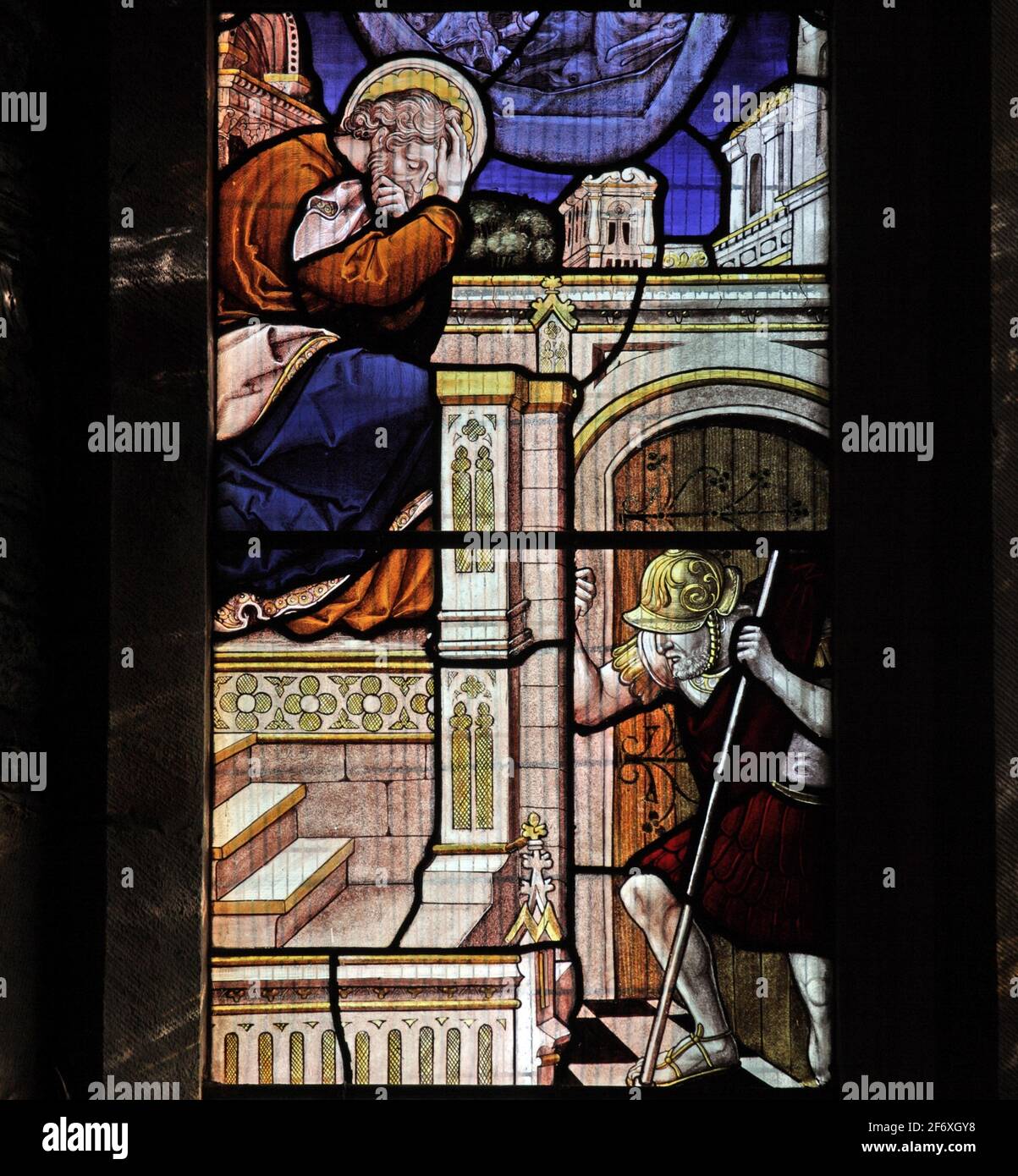 Detail eines Buntglasfensters von Burlison & Grylls, das die Geschichte von Cornelius und Simon Petrus (Apostelgeschichte 10:5), All Saints Church, Watermillock, Stockfoto