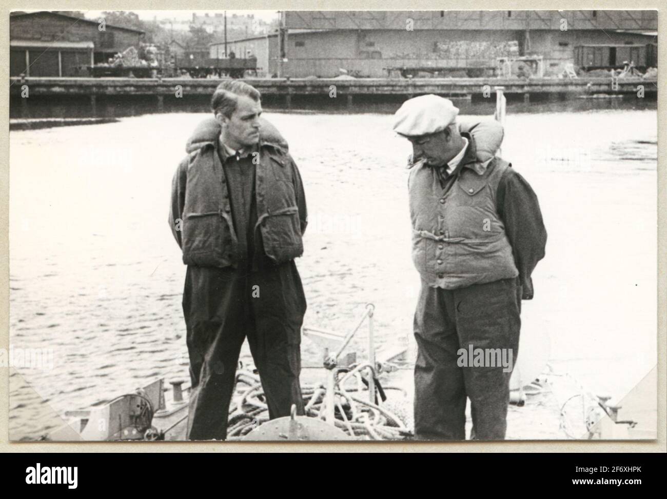 Torpedo-Bootstest 1941. Die Schiffsgeschichte-Vereinigung Malmö hat das Album eines Sohnes von Nils Holmström erhalten. Peter Skanze von der Vereinigung hat in Kontakten mit dem Manager des Historischen Museums, Hans-Lennart Ohlsson, ausgedrückt, dass das Geschenk an das Maritime History Museum gerichtet ist, Während in dem Spendenbrief ein "Vater des Albums in jedem Museum landet, das sich auf unser marines Erbe konzentriert".bei Sea-Historical, Es gibt bereits eine umfangreiche Sammlung von Fotografien aus Kockums MV.Da die Bilder zeigen, dass die Kriegsschiffe besser in das Album passten, war es im Marine Museum Karlskrona Sammelgebiet Stockfoto