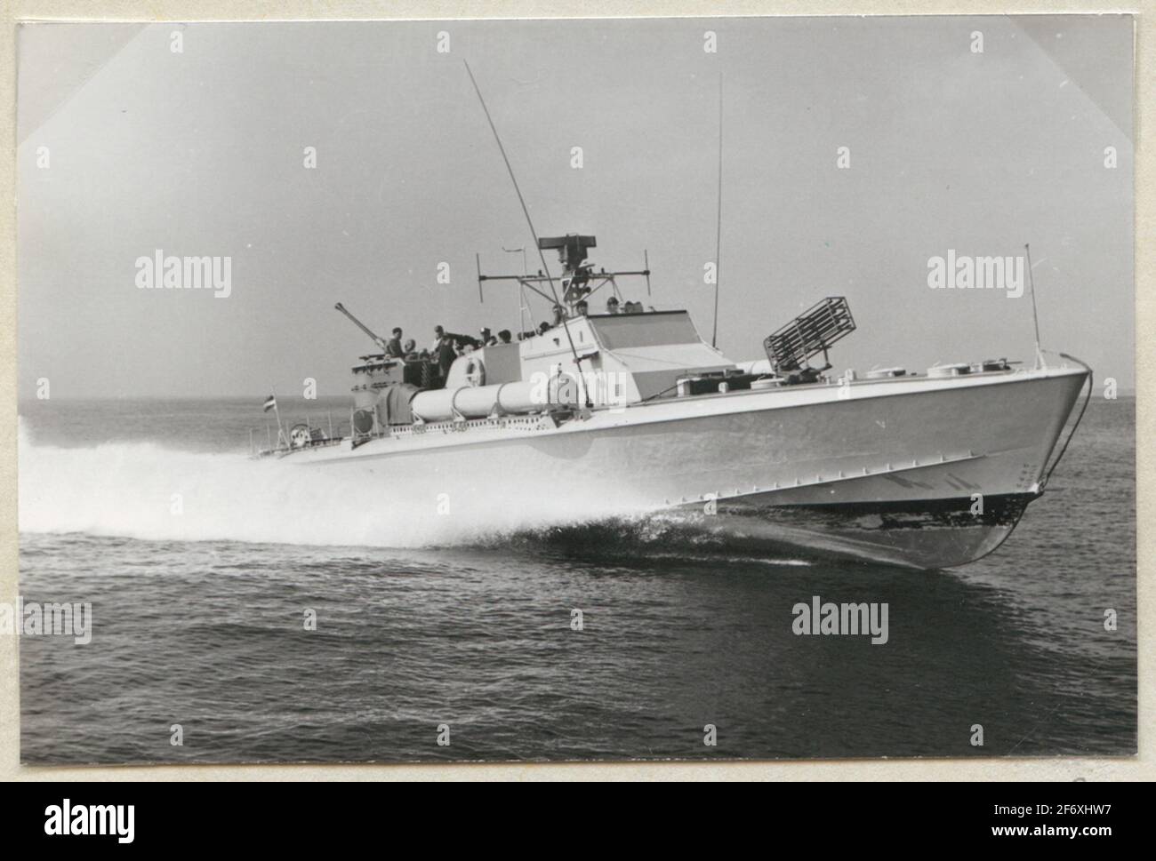 Torpedo Bootsversuche im Jahr 1953 .. Die Malmö Shipper History Association hat das Album eines Sohnes von Nils Holmström erhalten. Peter Skanze von der Vereinigung hat in Kontakt mit dem Manager des Historischen Museums, Hans-Lennart Ohlsson, ausgedrückt, dass das Geschenk an das Maritime History Museum gerichtet ist, Während in dem Spendenbrief ein "Vater des Albums in jedem Museum landet, das sich auf unser marines Erbe konzentriert".bei Sea-Historical, Es gibt bereits eine umfangreiche Sammlung von Fotografien aus Kockums MV.Da die Bilder zeigen, dass die Kriegsschiffe besser in das Album passen, im Marine Museum Karlskrona Sammelgebiet und war Stockfoto