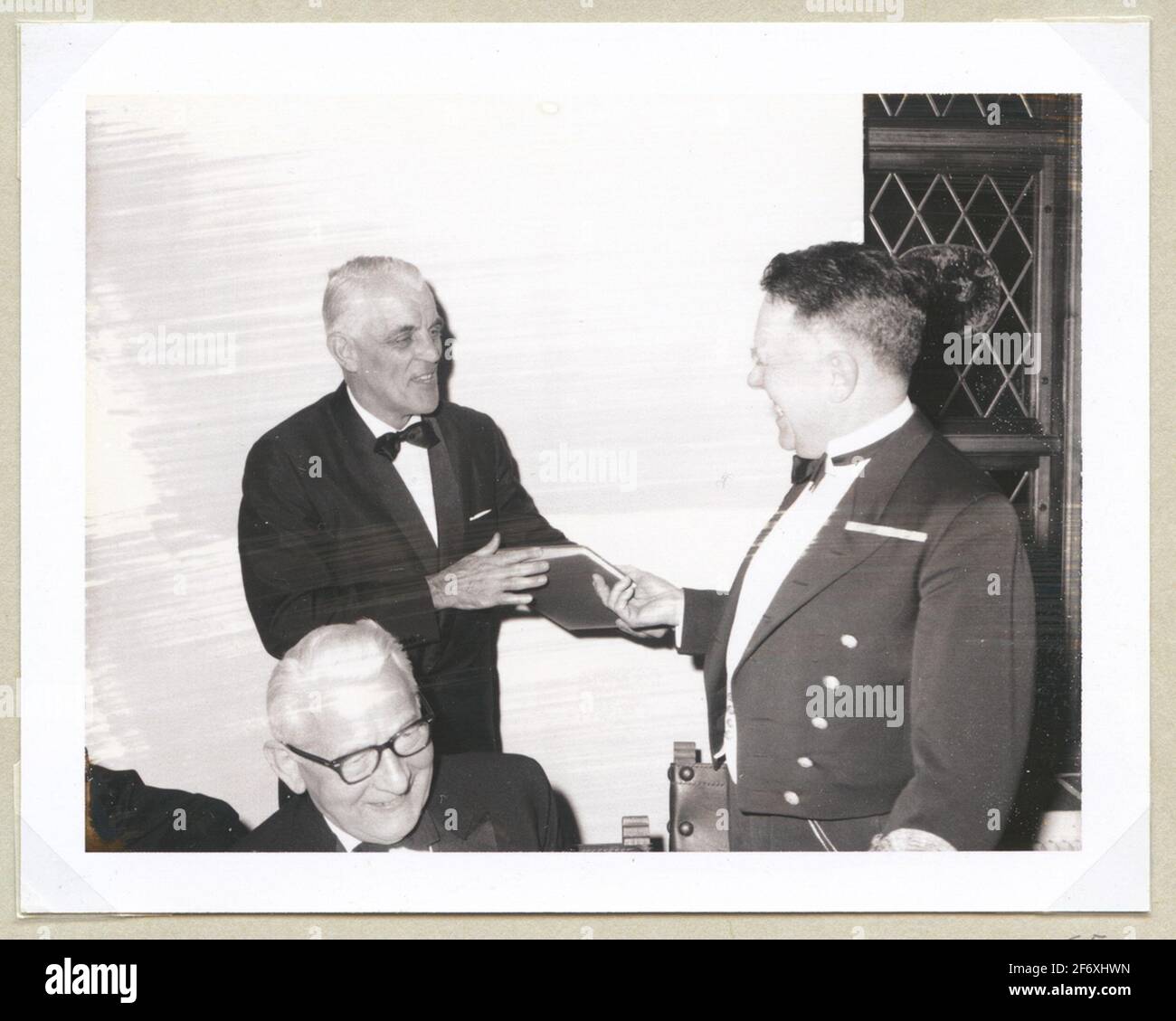 Malmö Schiffbau historischen Verein hat das Album eines Sohnes von Nils Holmström erhalten.Peter Skanze von der Vereinigung hat in Kontakt mit dem Manager des Historischen Museums Hans-Lennart Ohlsson ausgedrückt, dass das Geschenk .... Malmö Shipping History Association hat das Album eines Sohnes von Nils Holmström erhalten. Peter Skanze von der Vereinigung hat in Kontakten mit dem Manager des Historischen Museums Hans-Lennart Ohlsson ausgedrückt, dass das Geschenk an das Maritime History Museum gerichtet ist, Während in dem Spendenbrief ein "Vater des Albums in jedem Museum landet, das sich auf unser marines Erbe konzentriert".at Stockfoto