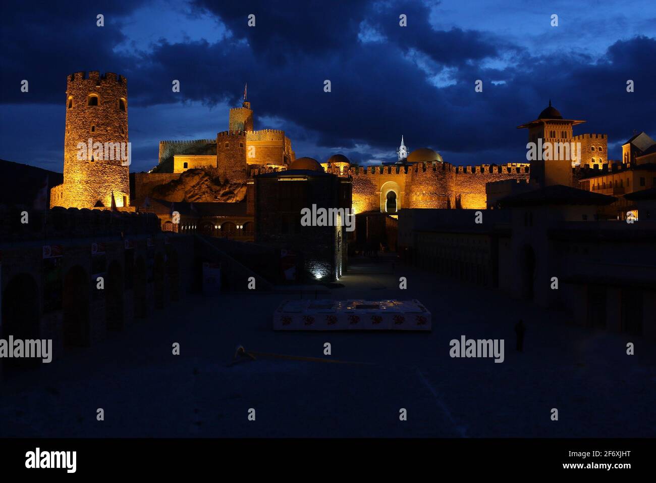 Nachtansicht des Rabati Schlosses in Georgien Stockfoto