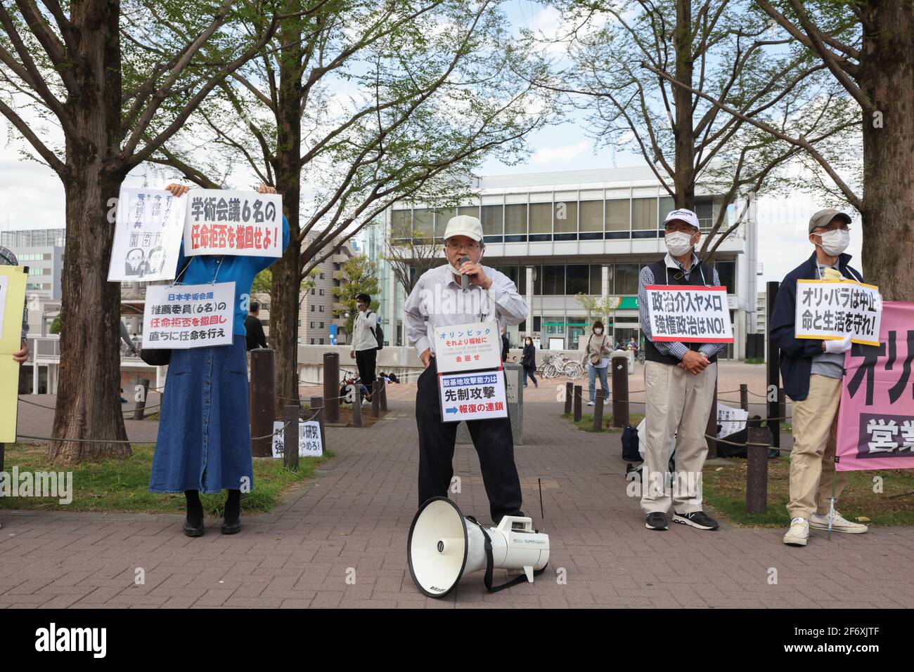Ein Protestler hält während der Demonstration eine Rede: Wir brauchen keine Waffen, sondern Corona Gegenmaßnahmen." Senioren zeigen ihre Meinung zu verschiedenen innenpolitischen Themen. Sie fordern unter anderem die Absage der Olympischen Spiele 2020 in Tokio, da sie die Verbreitung des Corona-Virus in Japan befürchtet. Stockfoto