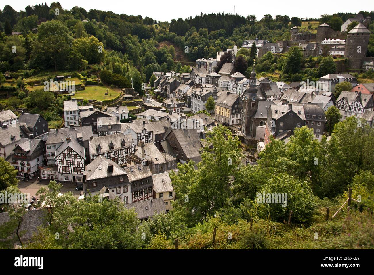 Die alte Klosterstadt Monschau im engen Rur-Tal in der Eifel-Region Stockfoto