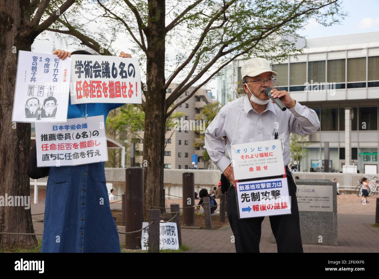 Yokohama, Japan. April 2021. Ein Protestler hält während der Demonstration eine Rede: Wir brauchen keine Waffen, aber Corona setzt Gegenmaßnahmen ein." Senioren zeigen ihre Meinung zu verschiedenen innenpolitischen Themen. Sie fordern unter anderem die Absage der Olympischen Spiele 2020 in Tokio, da sie die Verbreitung des Corona-Virus in Japan befürchtet. (Foto: Stanislav Kogiku/SOPA Images/Sipa USA) Quelle: SIPA USA/Alamy Live News Stockfoto