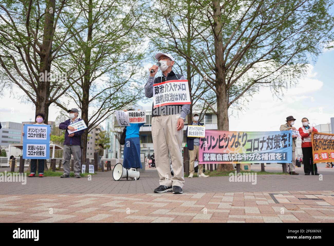 Yokohama, Japan. April 2021. Ein Protestler hält während der Demonstration eine Rede: Wir brauchen keine Waffen, aber Corona setzt Gegenmaßnahmen ein." Senioren zeigen ihre Meinung zu verschiedenen innenpolitischen Themen. Sie fordern unter anderem die Absage der Olympischen Spiele 2020 in Tokio, da sie die Verbreitung des Corona-Virus in Japan befürchtet. (Foto: Stanislav Kogiku/SOPA Images/Sipa USA) Quelle: SIPA USA/Alamy Live News Stockfoto