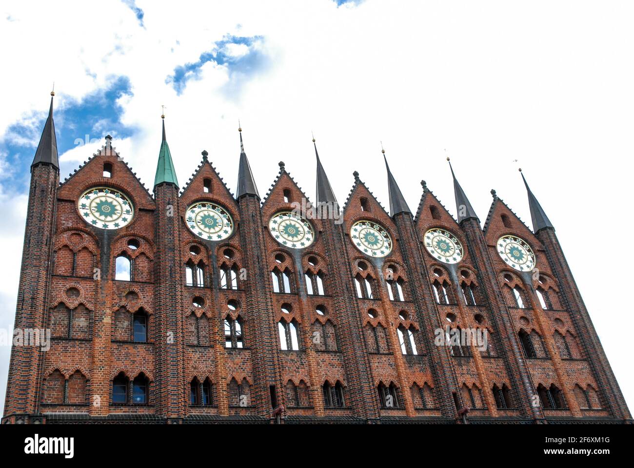 Das gotische Rathaus ist ein wichtiger Anblick im UNESCO-geschützten historischen Zentrum von Stralsund Stockfoto