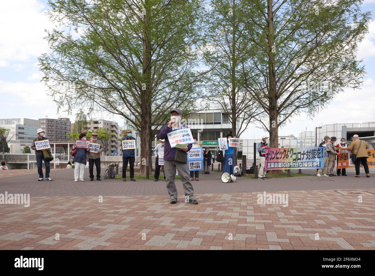 Ein Protestler mit Maske hält während der Demonstration eine Rede, während er ein Plakat hält.Wir brauchen keine Waffen, sondern Corona Gegenmaßnahmen." Senioren zeigen ihre Meinung zu verschiedenen innenpolitischen Themen. Sie fordern unter anderem die Absage der Olympischen Spiele 2020 in Tokio, da sie die Verbreitung des Corona-Virus in Japan befürchtet. (Foto von Stanislav Kogiku / SOPA Images/Sipa USA) Stockfoto