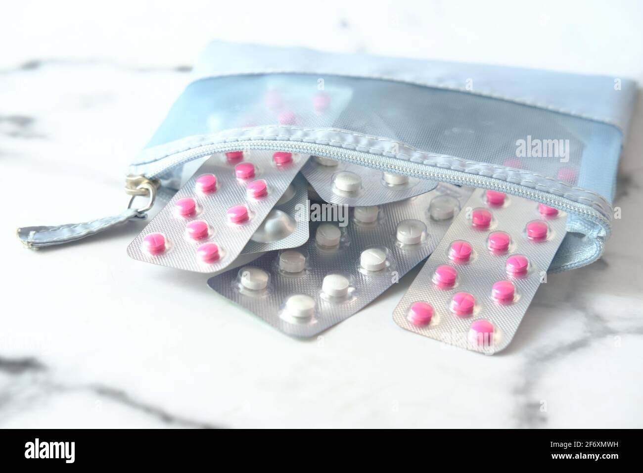 Nahaufnahme der Pillen der Blisterpackung in einem kleinen Tasche auf weißem Hintergrund Stockfoto