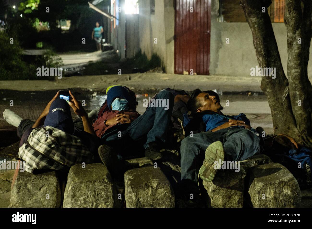 COATZACOALCOS, MEXIKO - 31. MÄRZ: Honduranische Migranten setzen ihre Reise auf den Eisenbahnschienen fort, auf der Suche nach einer Chance, in den Zug zu steigen und die US-Grenze erreichen zu können. Hunderte von Migranten nehmen an der Reise Teil, um die Vereinigten Staaten zu erreichen und nach amerikanischen Träumen zu suchen. Am 31. März 2021 in Coatzacoalcos, Mexiko. (Foto von Eyepix/Sipa USA) Stockfoto