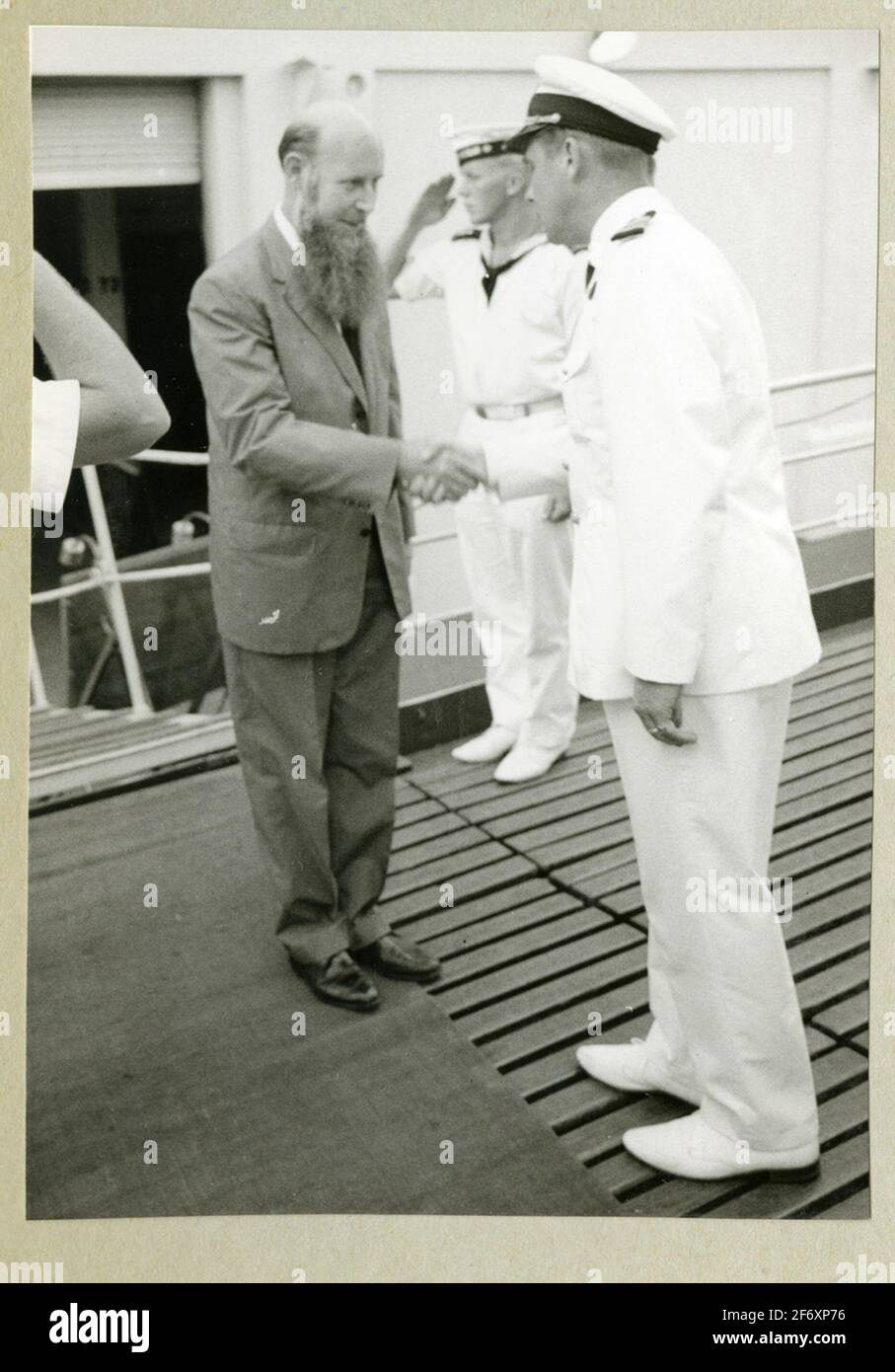 Das Bild zeigt einen Mannschaftsmann in weißer Uniform, der mit Bengt Danielsson zusammenkam, der an der Thor Heyerdahls Kon-Tiki-Expedition 1947 teilnahm. Das Bild wurde unter der langen Reise des Bergarbeiterbootes aufgenommen 1966-1967 .. Das Bild zeigt einen Crew-Mann in weißer Uniform, der mit Bengt Danielsson, der 1947 an der Thor Heyerdahls Kon-Tiki-Expedition teilgenommen hat, die Hand aufgenommen hat. Das Bild wurde unter der langen Reise des Bergarbeiterbootes 1966-1967 aufgenommen.aufgenommen in Alben mit Fotografien von Älvsnabben langer Reise 1966-1967.Sie lehnte 10/11 1966 von Karlskrona ab und ging durch den Suezkana Stockfoto Das Bild zeigt einen Mannschaftsmann in weißer Uniform, der mit Bengt Danielsson zusammenkam, der an der Thor Heyerdahls Kon-Tiki-Expedition 1947 teilnahm. Das Bild wurde unter der langen Reise des Bergarbeiterbootes aufgenommen 1966-1967 .. Das Bild zeigt einen Crew-Mann in weißer Uniform, der mit Bengt Danielsson, der 1947 an der Thor Heyerdahls Kon-Tiki-Expedition teilgenommen hat, die Hand aufgenommen hat. Das Bild wurde unter der langen Reise des Bergarbeiterbootes 1966-1967 aufgenommen.aufgenommen in Alben mit Fotografien von Älvsnabben langer Reise 1966-1967.Sie lehnte 10/11 1966 von Karlskrona ab und ging durch den Suezkana Stockfoto