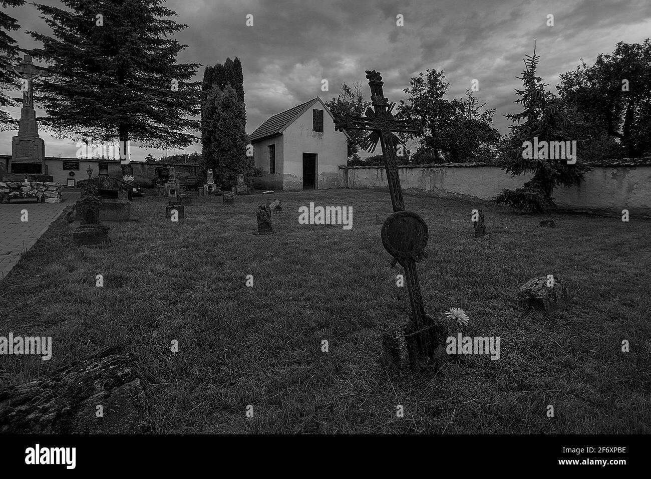 Alter Dorffriedhof mit Kreuz vorne (Tschechien, Sudetenland) Stockfoto