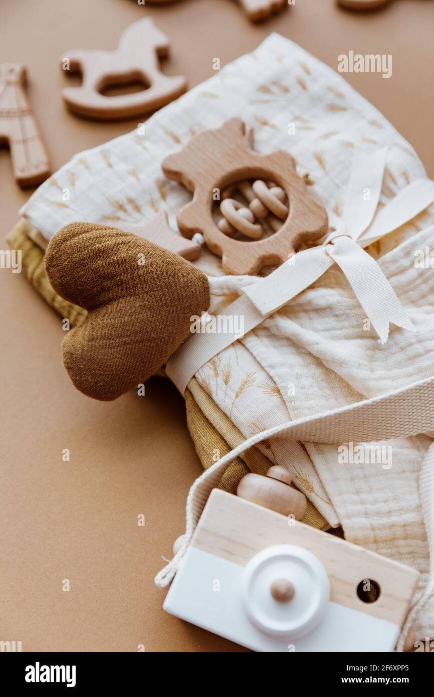 Set von Spielzeug, Zubehör und Aufbrennlappen für ein neugeborenes Baby Stockfoto