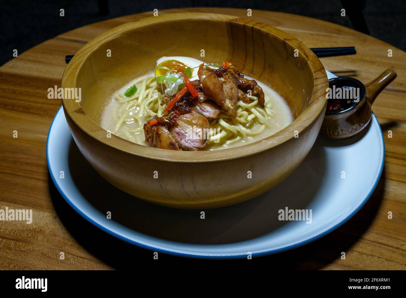 Schüssel mit Nudelsuppe mit gebratenem Huhn Stockfoto