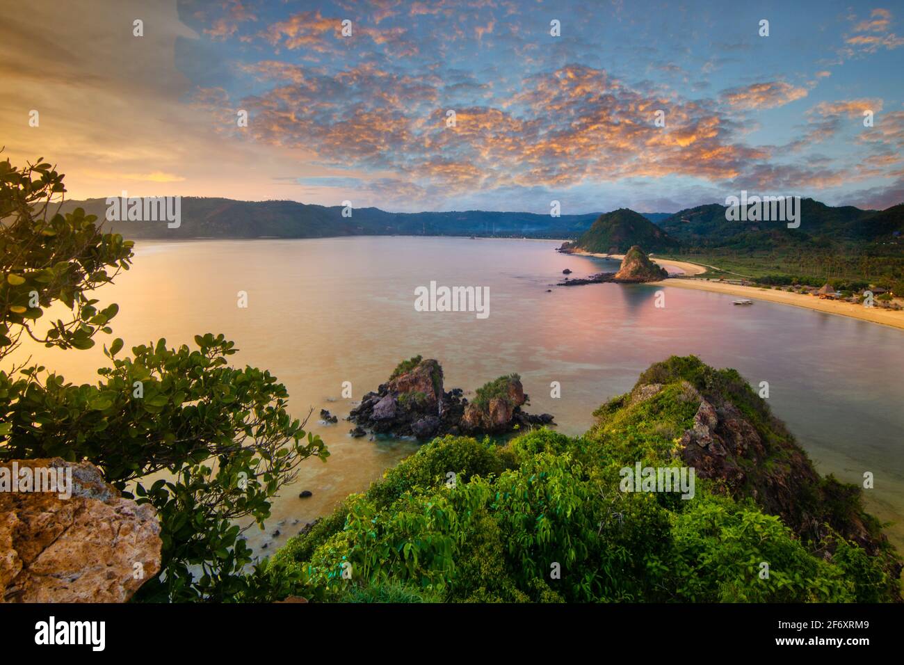 Luftaufnahme des tropischen Strandes, Mandalika, Kuta Bay, Lombok, West Nusa Tenggara, Indonesien Stockfoto