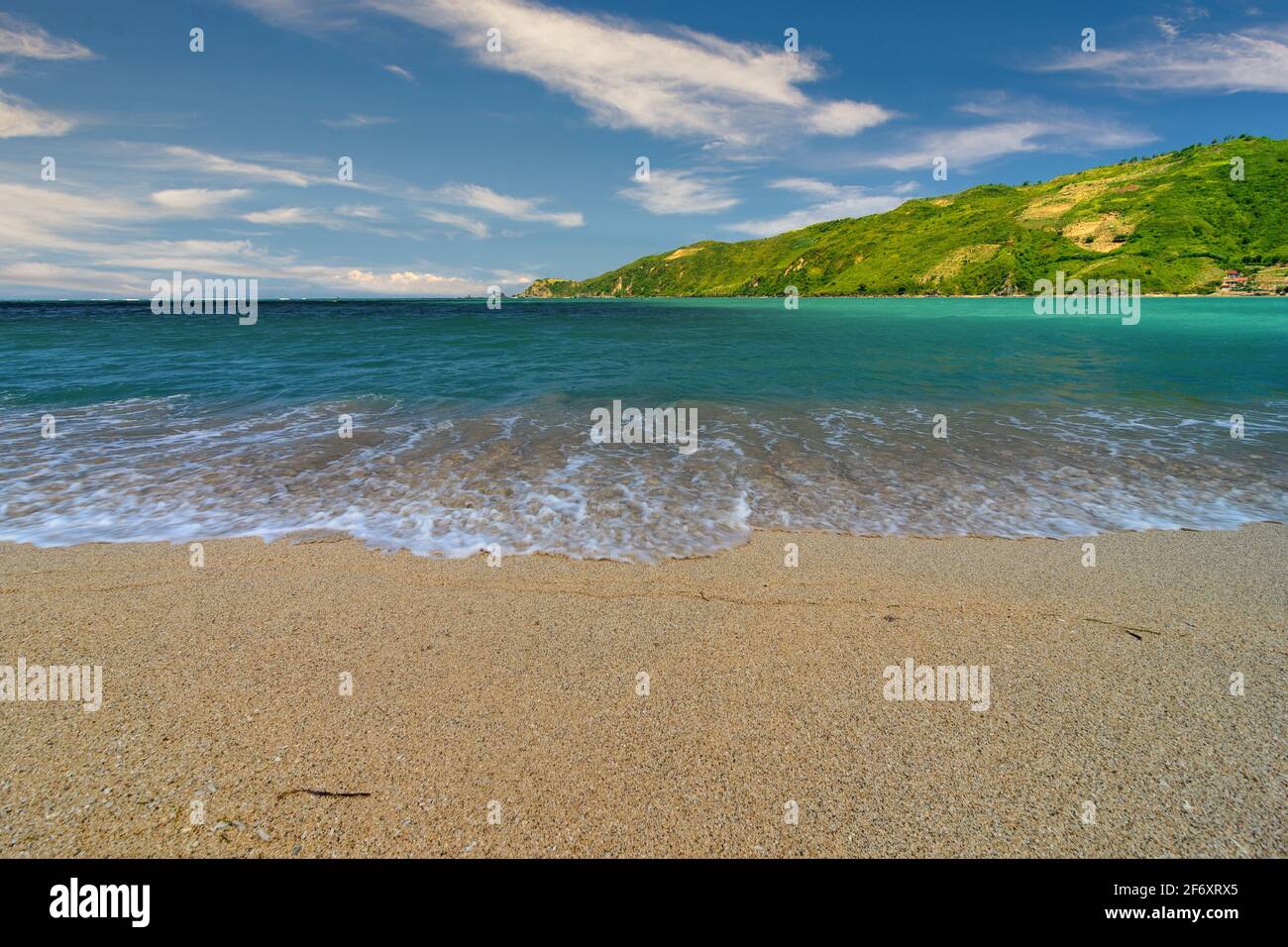Leerer tropischer Strand, Mandalika, Kuta Bay, Lombok, West Nusa Tenggara, Indonesien Stockfoto