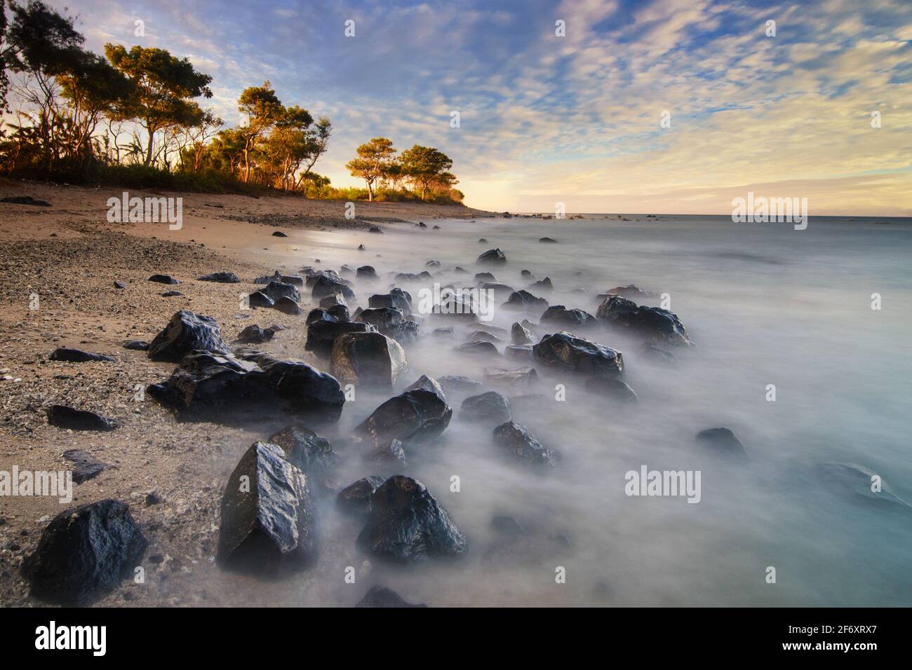 Leerer tropischer Strand, Mandalika, Kuta Bay, Lombok, West Nusa Tenggara, Indonesien Stockfoto