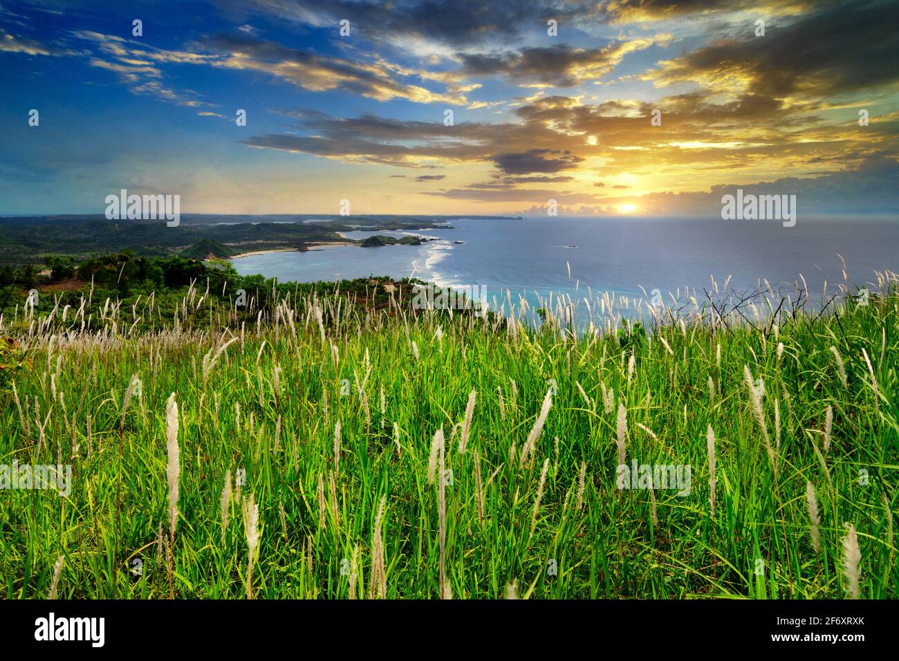 Luftaufnahme der tropischen Strandküste, Mandalika, Kuta Bay, Lombok, West Nusa Tenggara, Indonesien Stockfoto