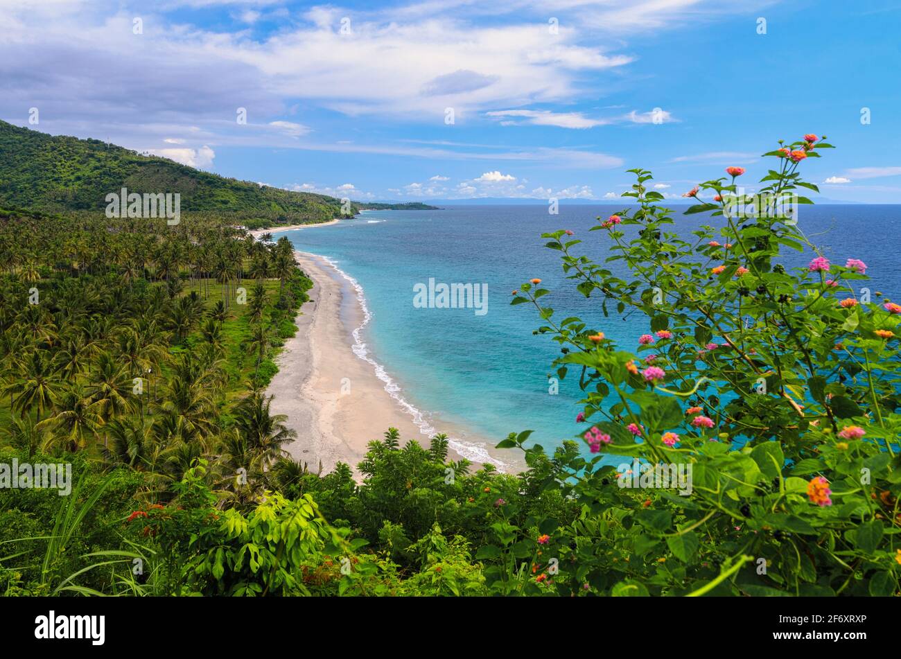 Luftaufnahme der tropischen Strandküste, Mandalika, Kuta Bay, Lombok, West Nusa Tenggara, Indonesien Stockfoto