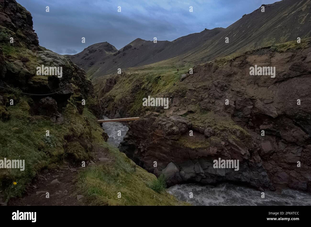 Zufällige Menschen wandern entlang der Landmanalaugar zu Thorsmork Wanderweg, Südisland, Island Stockfoto