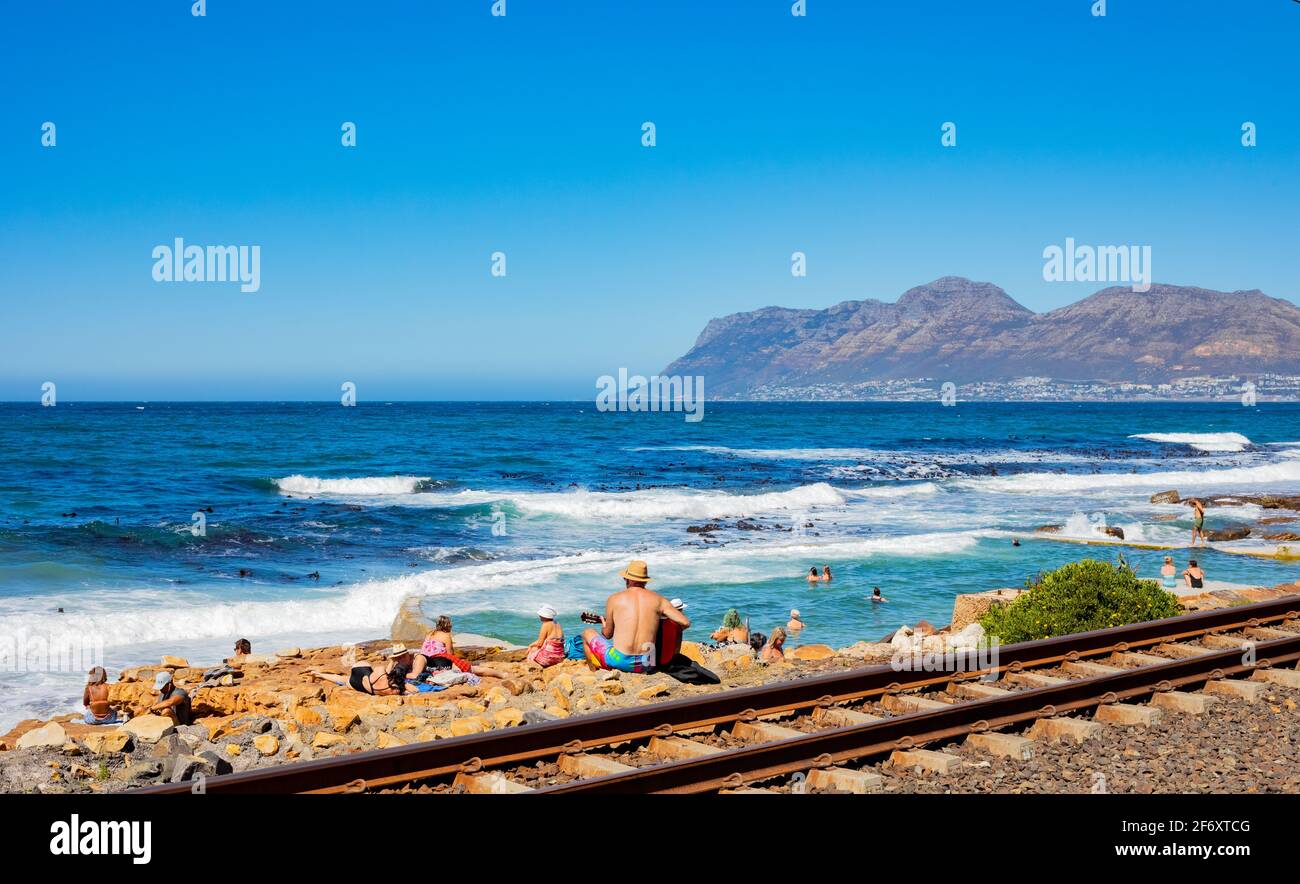 Kapstadt, Südafrika - 23. März 2021: Passagierzug durch die kleine Küstenstadt St. James Stockfoto