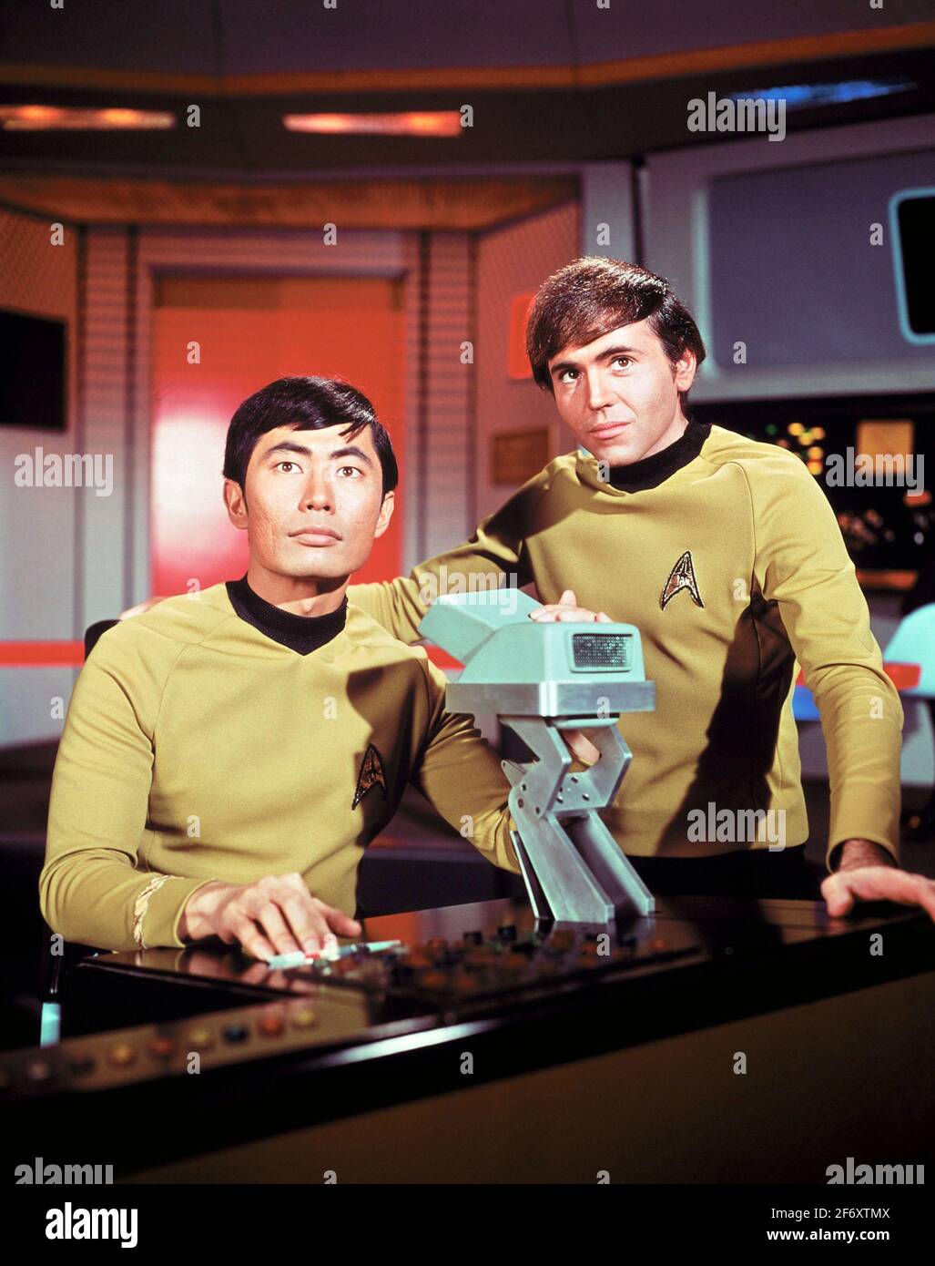 GEORGE TAKEI UND JAMES DOOHAN IN STAR TREK (1966). Kredit: PARAMOUNT FERNSEHEN / Album Stockfoto
