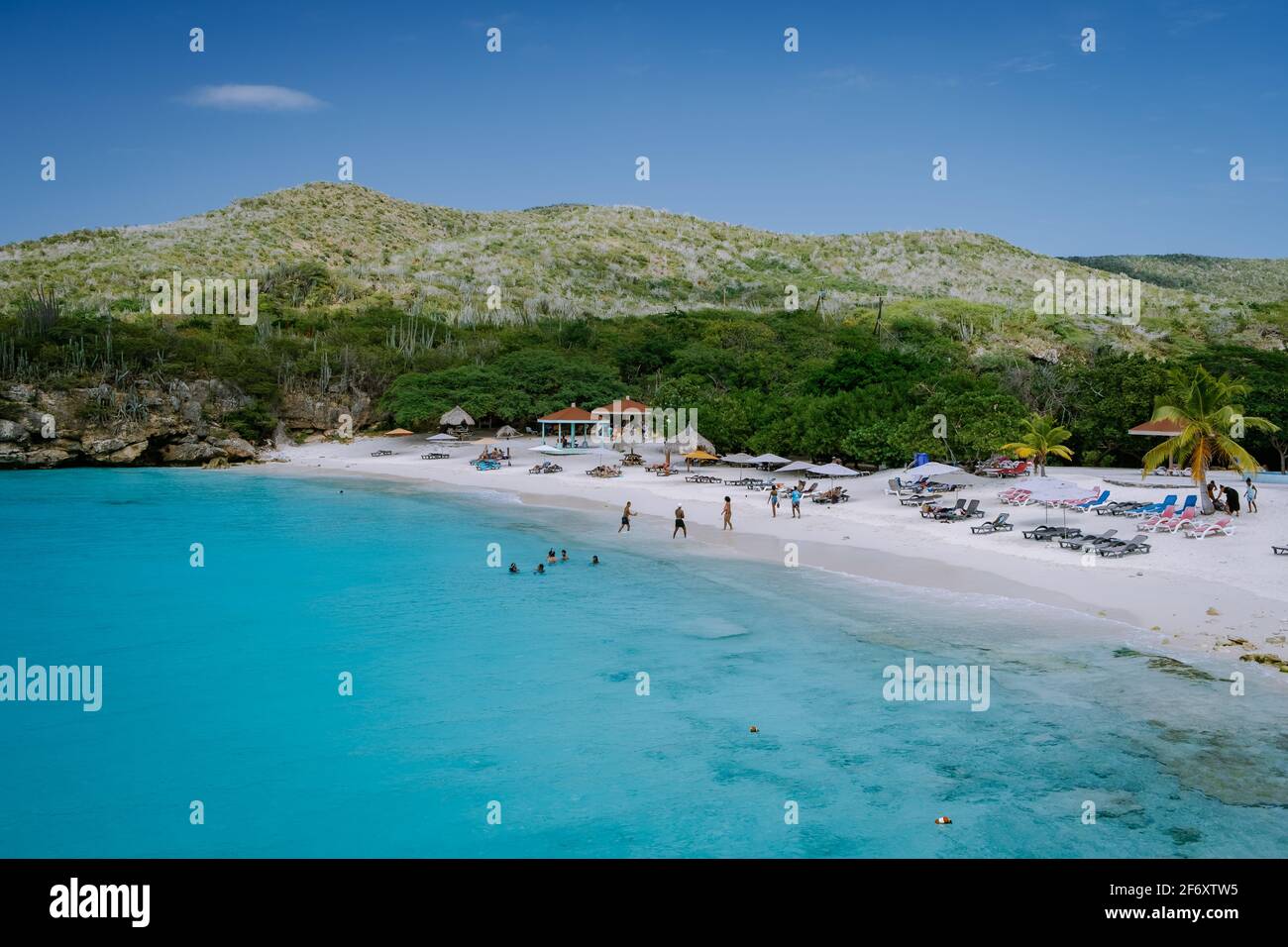 Blick auf den weißen Strand Grote Knip, Curacao, Niederlande mit blauem Ozean Curacao Karibischer Strand mit Palmen Stockfoto