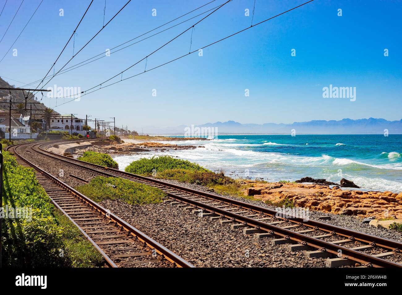 Kapstadt, Südafrika - 23. März 2021: Passagierzug durch die kleine Küstenstadt St. James Stockfoto