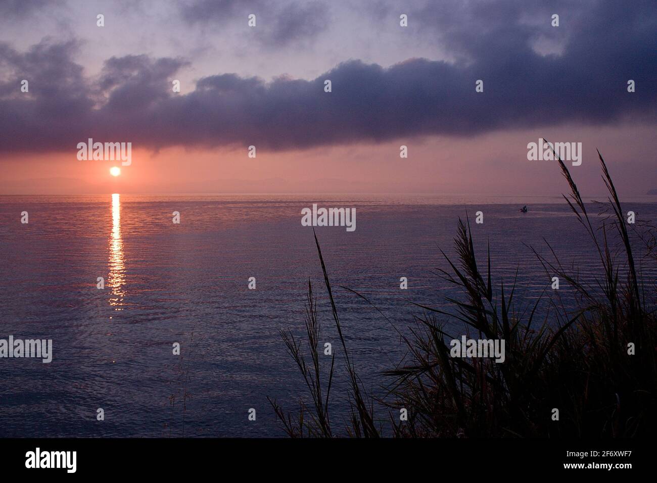 Sonnenuntergang an der Küste der Adria, Insel Korfu, Griechenland Stockfoto