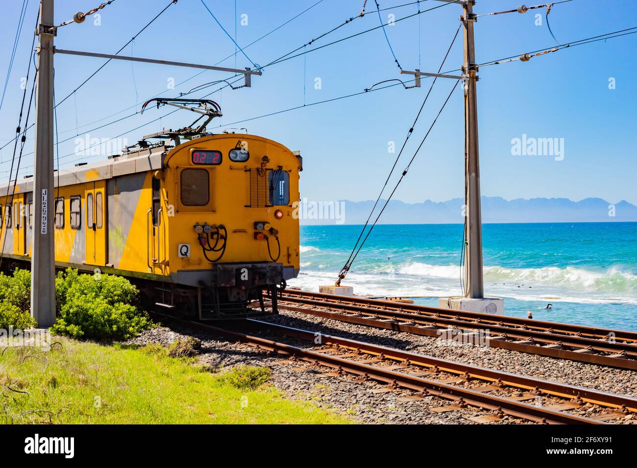 Kapstadt, Südafrika - 23. März 2021: Passagierzug durch die kleine Küstenstadt St. James Stockfoto