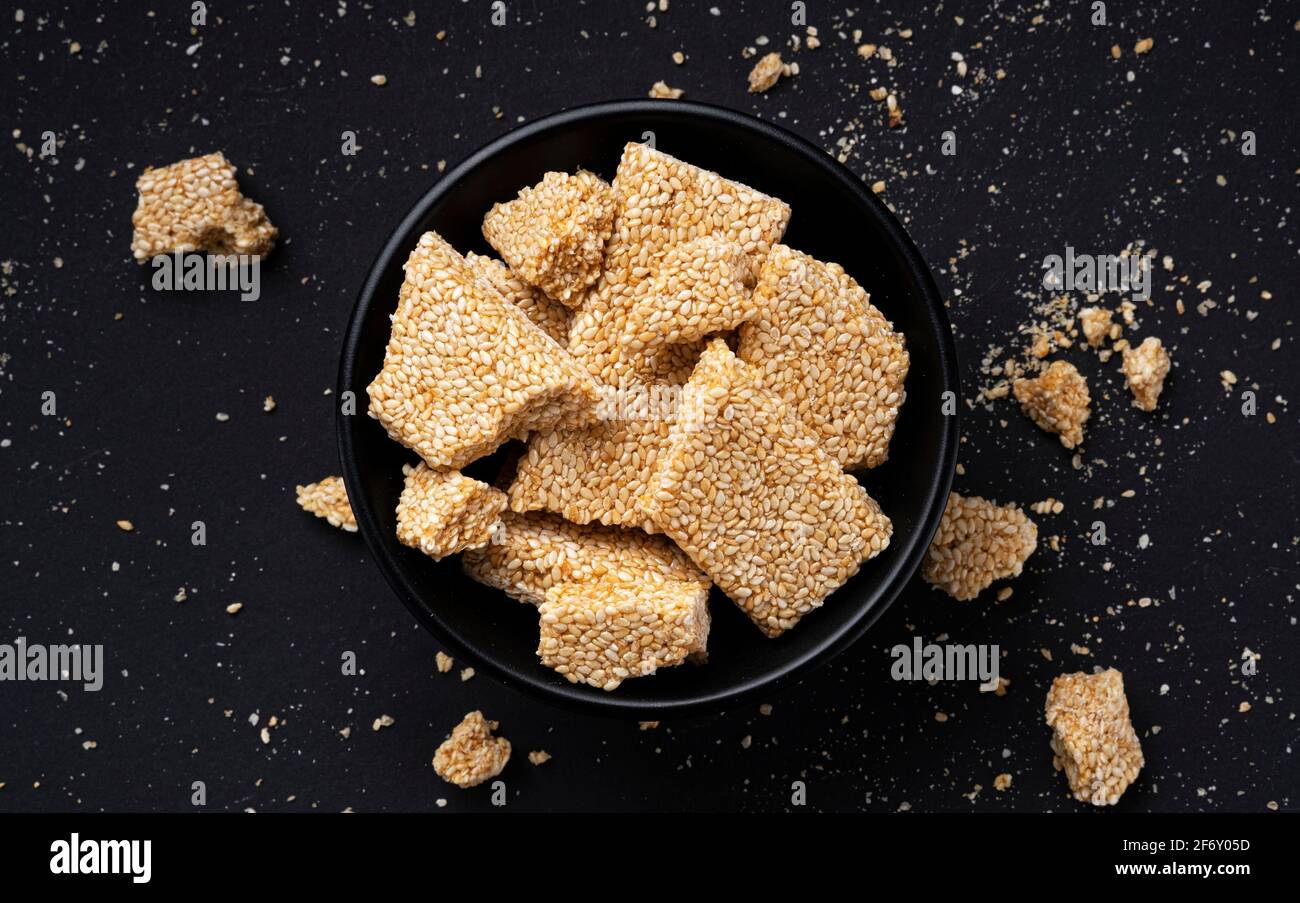 Sesam kozinaki auf schwarzem Hintergrund, Draufsicht Stockfoto