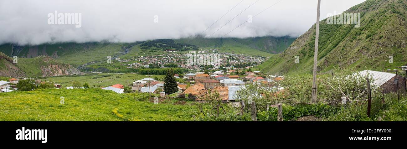 Nebliger Blick auf Stepantsminda, Kaukasus, Georgien Stockfoto