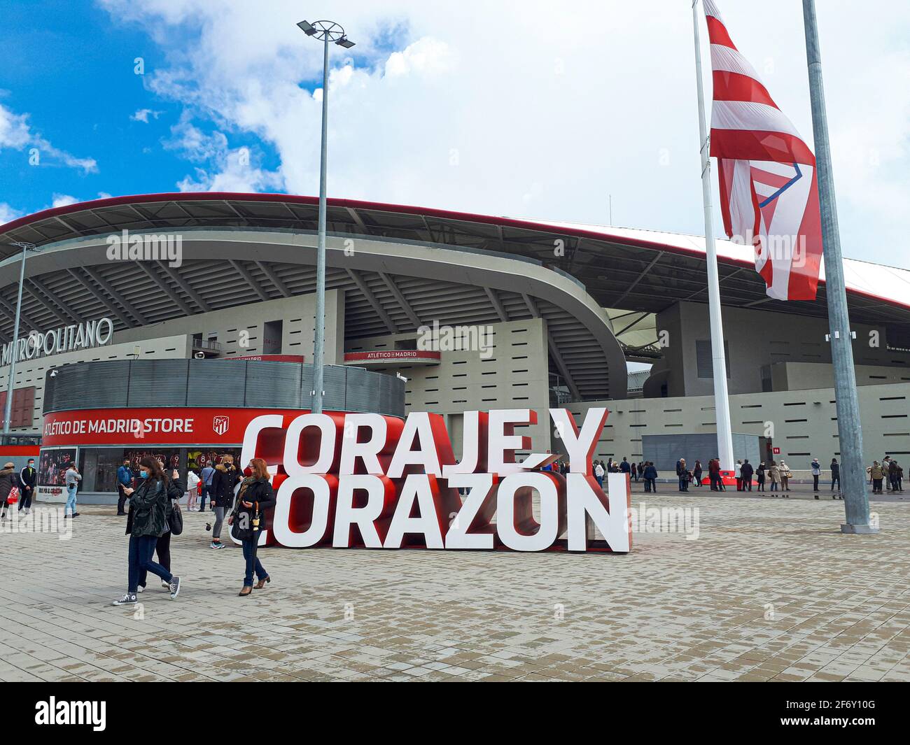 Madrid, Spanien; 2. Apr 2021: Schlangen von Tausenden, um sich gegen Covid-19 mit dem Oxford/AstraZeneca-Impfstoff im Wanda-Stadion impfen zu lassen. Stockfoto