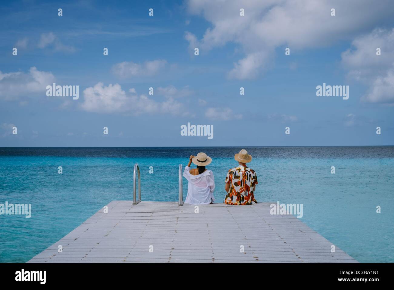 Playa Porto Marie Strand Curacao, weißer tropischer Strand mit türkisfarbenem Meer Karibisches Meer, Paar Männer und Frauen im Urlaub in Curacao Stockfoto