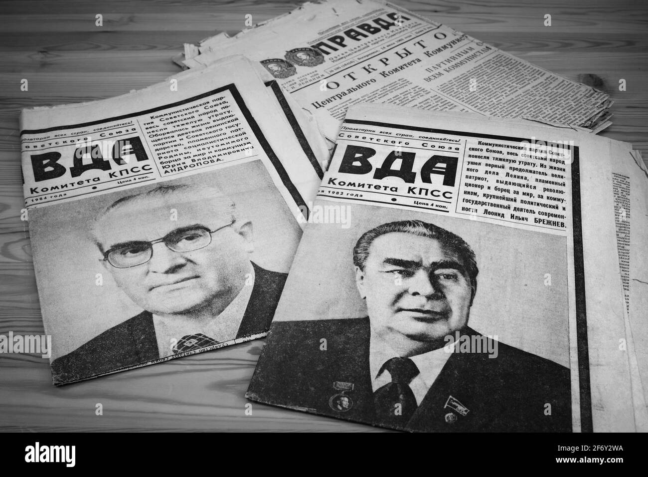 Die nationale Zeitung Pravda widmet sich den Todesführern der kommunistischen Partei UdSSR Leonid Breschnew 1982 und Juri Andropow 1984 Stockfoto