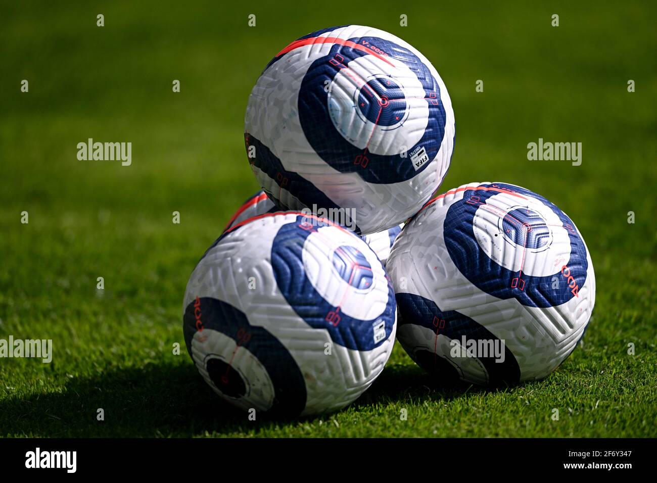 Eine allgemeine Ansicht der Nike Flight Balls auf dem Spielfeld vor dem Premier League-Spiel in der Elland Road, Leeds. Ausgabedatum: Samstag, 3. April 2021. Stockfoto