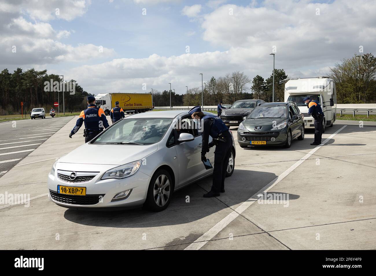 Die Abbildung zeigt eine Polizeikontrolle an der Grenze zwischen Belgien und den Niederlanden in Postel, Samstag, den 03. April 2021. Urlaubsreisen ab Stockfoto