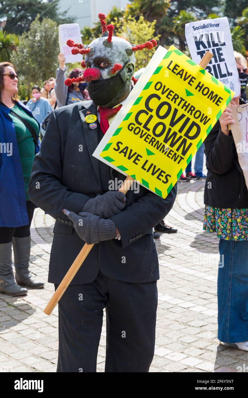 Bournemouth, Dorset, Großbritannien. April 2021. „Kill the Bill“-Protest in Bournemouth gegen den Polizei-, Verbrechen-, Verurteilungs- und Gerichtsentwurf 2021, der derzeit vor dem Parlament liegt. Der vorgeschlagene Gesetzentwurf würde der Polizei in England und Wales mehr Macht geben, gewaltfreie Proteste unter Bedingungen zu stellen. Der Protest ist einer von mehreren, die im ganzen Land als Teil eines Plans für National Weekend of Action über das Osterwochenende unter Einhaltung der Covid-19 Coronavirus-Sperrbeschränkungen stattfinden. Verlassen Sie Ihr Zuhause, stürzen Sie die Covid Clown-Regierung, retten Sie Leben Plakat. Quelle: Carolyn Jenkins/Alamy Live News Stockfoto