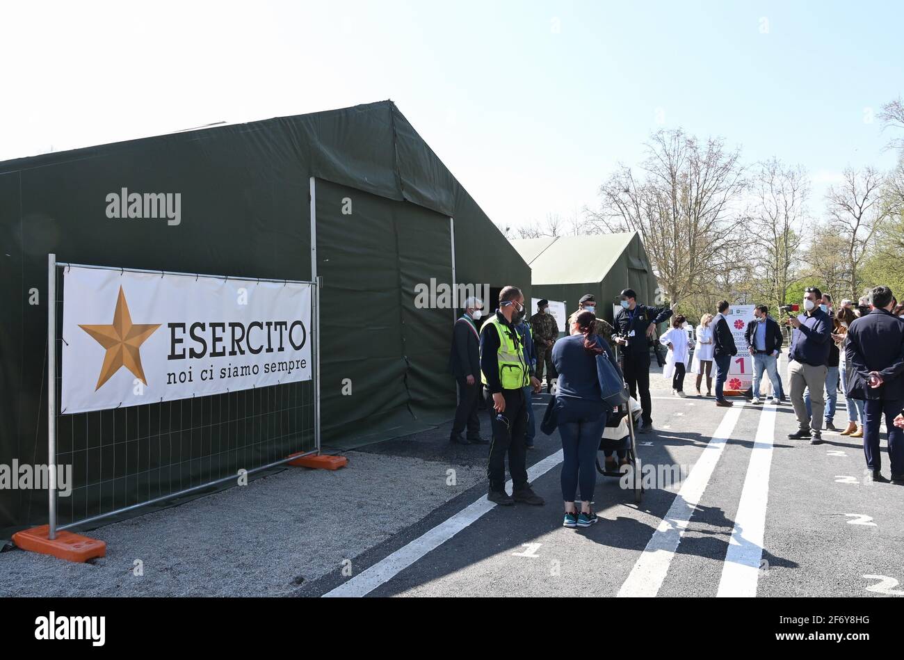 Varese, Italien. April 2021. Varese, Italien Verteidigungsminister Lorenzo Guerini weiht ein neues Impfzentrum in Varese ein auf dem Foto: Impfungen mit Gesundheitspersonal Quelle: Unabhängige Fotoagentur/Alamy Live News Stockfoto