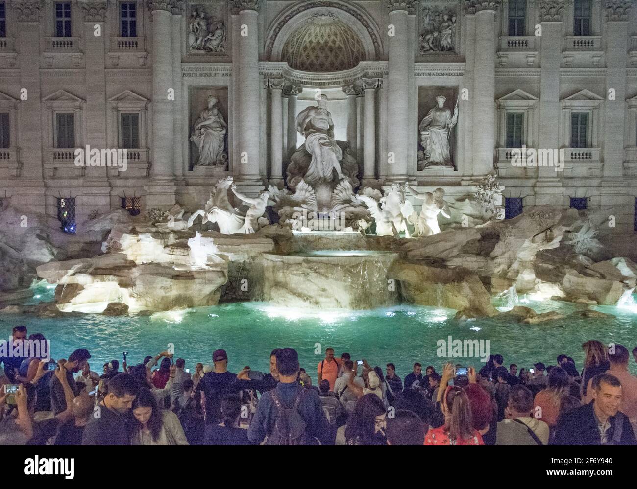 ROM, Italien - 04. Oktober 2018: Nacht-Throng in der Nähe des Trevi-Brunnens in Rom Stockfoto