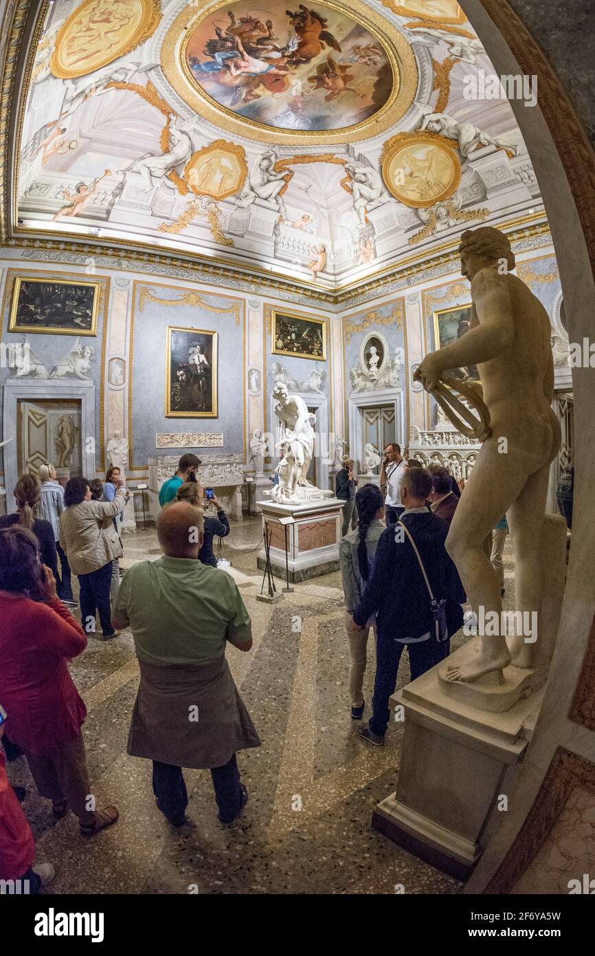 Rom, Italien - 05. Okt 2018: Touristen bewundern die Skulptur von Lorenzo Bernini in der Galleria Borghese, Rom Stockfoto