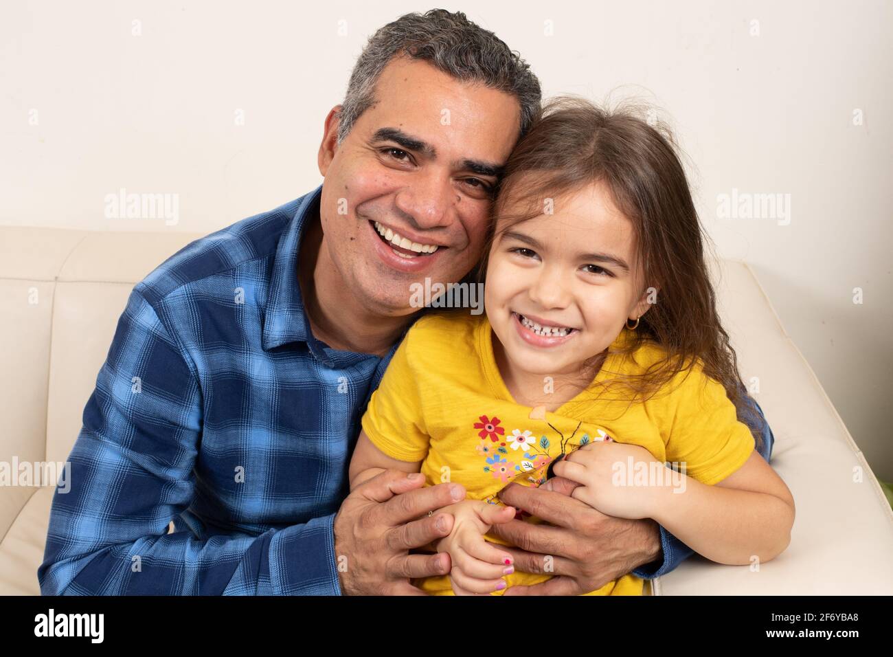 Porträt eines vierjährigen Mädchens mit ihrem Großvater Stockfoto