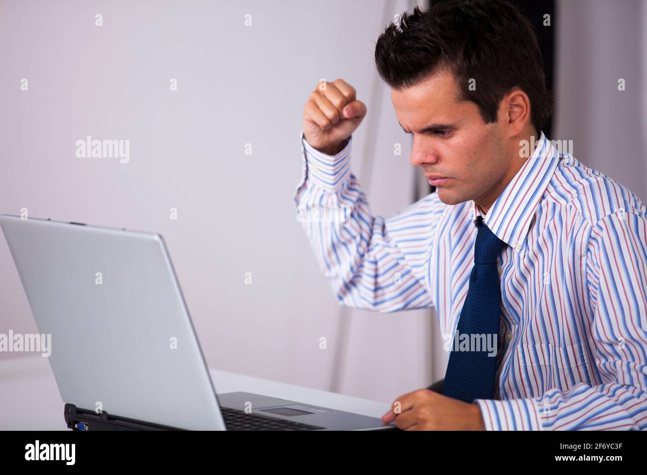 Bereit, seinen Laptop zu zertrümmern wütend Geschäftsmann Stockfoto