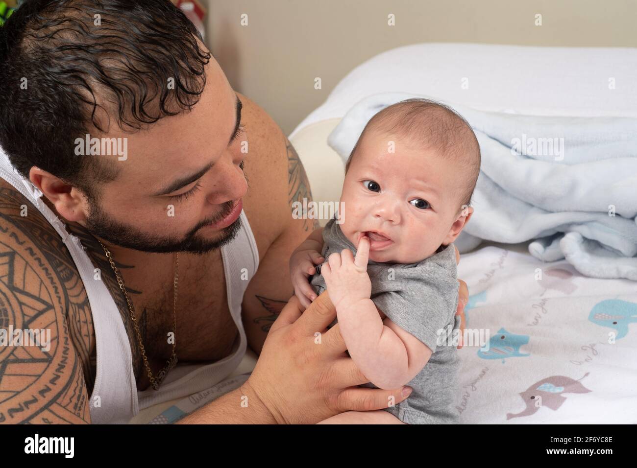 Neugeborener Junge 7 Wochen alt mit Vater Stockfoto