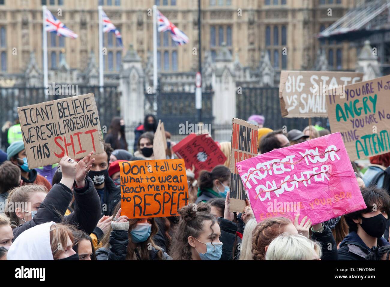 London, Großbritannien, 3. April 2021: Einen Monat genau nach der Entführung und dem Mord an Sarah Everard fand in London ein friedlicher und sozial entfernter Protest statt, der den 97%-Marsch nannte, nachdem der Prozentsatz der Frauen, die kürzlich befragt wurden, sexuell belästigt, missbraucht oder vergewaltigt worden waren. Vom Trafalgar Square, Whitehall hinunter und zum Parliament Square wandten sich die Demonstranten für einen kulturellen Wandel, um die männliche Gewalt gegen Frauen zu beenden. Anna Watson/Alamy Live News Stockfoto