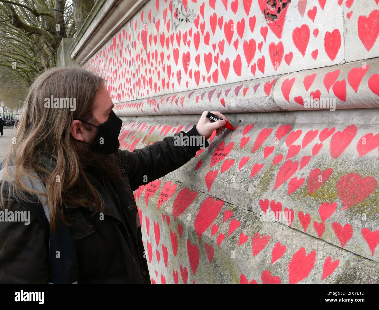 150000 Herzen, die in London gemalt wurden, um die an Covid 19 verlorenen Leben in ganz Großbritannien darzustellen. Jedes Herz repräsentiert jemanden, der geliebt wurde und zu früh an Covid verloren ging - 19 . Matt Fowler , Mitbegründer sagte, als sie begannen, die Herzen zu malen.Labour-Führer Keir Starmer kam und zeigte Unterstützung. Hoffentlich wird der rat die Herzen versiegeln, sobald sie fertig sind, damit er zu einem dauerhaften Denkmal für diejenigen werden kann, die dort ihr Leben verloren haben, und hoffentlich kann eine öffentliche Untersuchung stattfinden, um die Fehler der Tory-Regierung zu untersuchen, um schnell Lehren zu ziehen und weiteren Verlust zu verhindern Des Lebens ... Stockfoto
