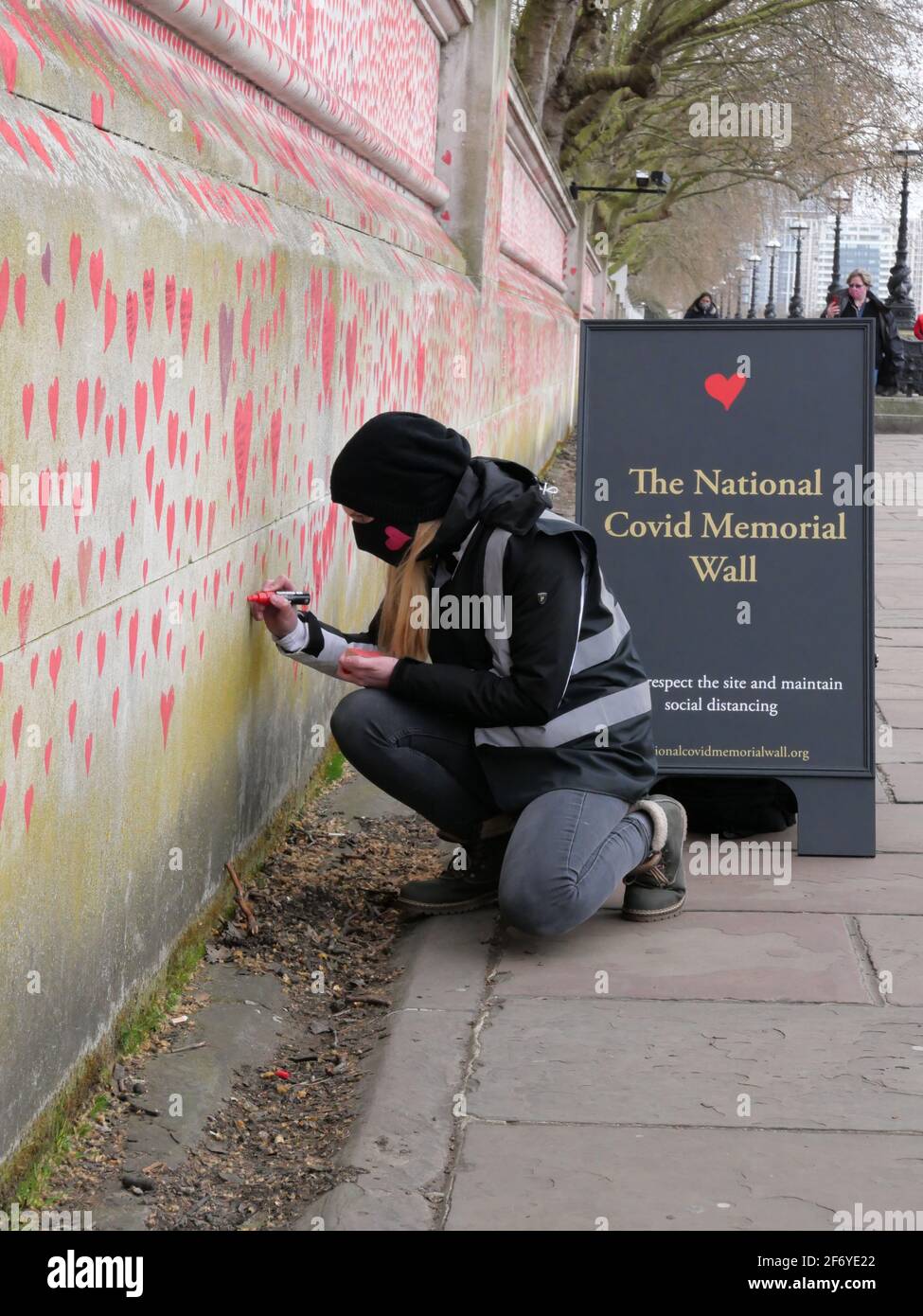 150000 Herzen, die in London gemalt wurden, um die an Covid 19 verlorenen Leben in ganz Großbritannien darzustellen. Jedes Herz repräsentiert jemanden, der geliebt wurde und zu früh an Covid verloren ging - 19 . Matt Fowler , Mitbegründer sagte, als sie begannen, die Herzen zu malen.Labour-Führer Keir Starmer kam und zeigte Unterstützung. Hoffentlich wird der rat die Herzen versiegeln, sobald sie fertig sind, damit er zu einem dauerhaften Denkmal für diejenigen werden kann, die dort ihr Leben verloren haben, und hoffentlich kann eine öffentliche Untersuchung stattfinden, um die Fehler der Tory-Regierung zu untersuchen, um schnell Lehren zu ziehen und weiteren Verlust zu verhindern Des Lebens ... Stockfoto